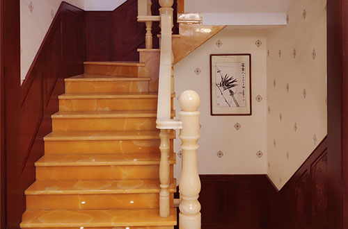 南岸中式别墅室内汉白玉石楼梯的定制安装装饰效果
